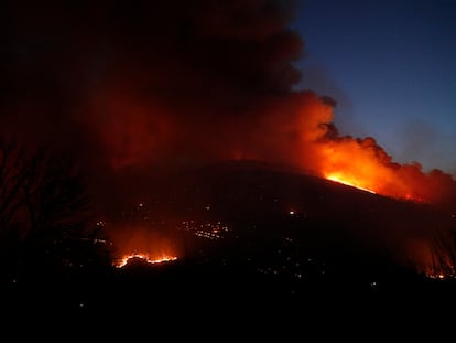 Incendio originado en A Pobra do Brollón, en la provincia de Lugo, cuyas llamas llegan hasta el municipio de Quiroga este lunes.