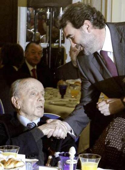 Anxo Quintana explica a Manuel Fraga antes de la conferencia que pronunció ayer en Madrid.