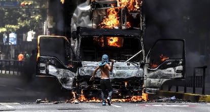 Un camión incendiado por manifestantes, este martes en Caracas.