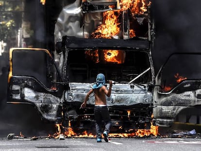 Un cami&oacute;n incendiado por manifestantes, este martes en Caracas.