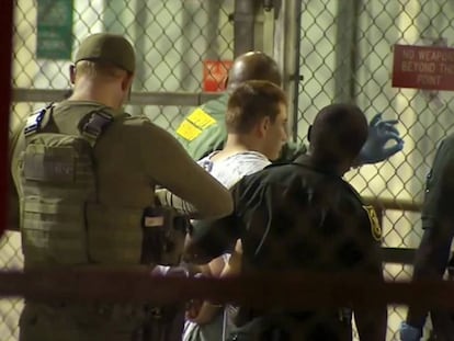 Polícias conduzem Nikolas Cruz, na quinta-feira, a um centro de detenção na Flórida.