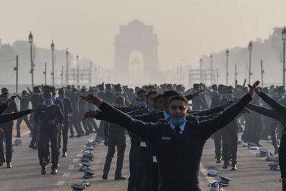 Soldados de la Marina calientan antes de participar en un ensayo para el próximo desfile del Día de la República de la India, en Nueva Delhi.