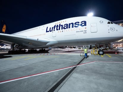 Un avión de Lufthansa en el aeropuerto de Fráncfort., el pasado 29 de marzo.