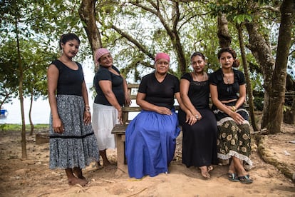 Para los pueblos indígenas, y particularmente para las mujeres, sus conocimientos tradicionales sobre la gestión sostenible de recursos naturales, la biodiversidad y una práctica agrícola respetuosa con el entorno son de un valor incalculable. Además, su conexión espiritual con la tierra les motiva a cuidarla de manera activa y comprometida. Habitualmente son ellas quienes lideran la gestión comunitaria de recursos como bosques, ríos y pastizales, promoviendo su uso responsable y la prevención de la explotación destructiva. En la imagen, un grupo de mujeres de la región de la Muskitia, en Honduras.