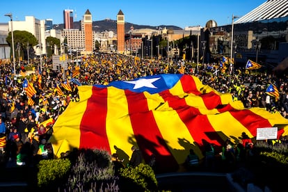Una 'estelada', desplegada durante la manifestación independistas con motivo de la cumbre hispano-francesa que se celebra en Barcelona.