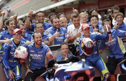 Espargar&oacute; y Vi&ntilde;ales celebran su clasificaci&oacute;n junto al equipo.