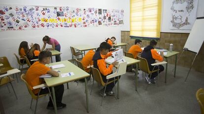 Menores en el centro de primera oportunidad de la Fundación Don Bosco, en Córdoba.