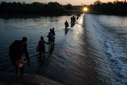 Decenas de migrantes haitianos cruzan el Río Bravo, la frontera entre México y Estados Unidos