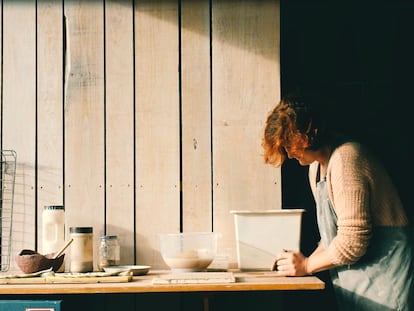 La ceramista trabajando en su taller de Marcosende, en el Concello de Vigo.