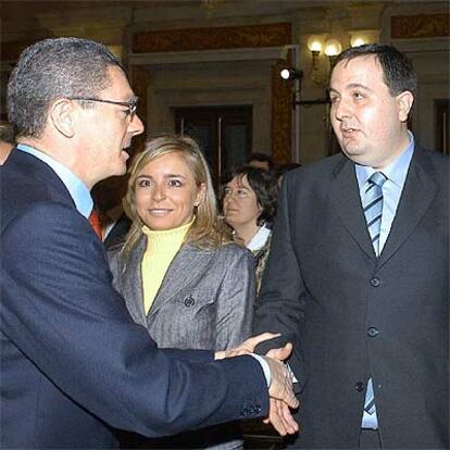 El alcalde de Madrid, Alberto Ruiz-Gallardón, saluda ayer a Héctor Cuesta.