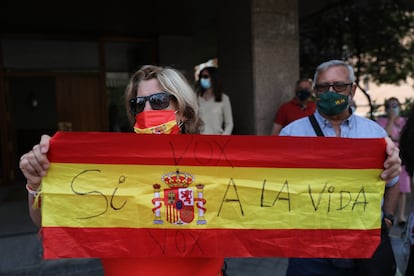 Una mujer sostiene una bandera de España con un mensaje en contra de la eutanasia frente al Tribunal Constitucional el 16 de junio de 2021, en Madrid.