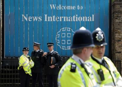 Policías londinenses vigilan la sede de News International al este de Londres. .