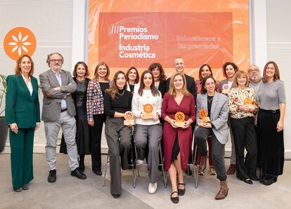 De izquierda a derecha, la directora de desarrollo de la Academia del perfume, Cristina de Catalina; Yolanda Ausín, Presidenta de ARI; Miguel Ángel Noceda, Presidente de FAPE; Val Díez, Directora General, de Stanpa. En primera línea, con sus premios, Paloma Sancho (Telva), Laura Montero (ABC), Loreto Fernández (RTVE de Galicia), Patricia Rodríguez (S Moda), Ana Medina (Expansión) y Clara Pi, directora de comunicación de Stanpa. En la fila de atrás, Clara Sánchez de Ron (Telva), Marta Sotillo (Yo Dona), Juanjo Madrigal (Esquire), Marián García (El Mundo) y María Crespo (News Fragancias).