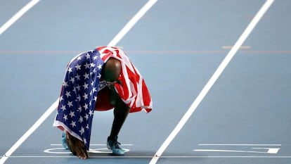 LaShawn Merritt celebra la victoria en la final de 400m.