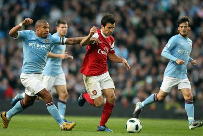 Cesc Fàbregas ante Nigel De Jong y Silva, del Manchester City.