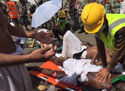 Equipes de resgate socorrem vítimas do incidente em Mina, nos arredores da cidade santa de Meca, com a multidão que participa do haj (peregrinação), numa imagem da conta oficial do Twitter da direção da Defesa Civil saudita.