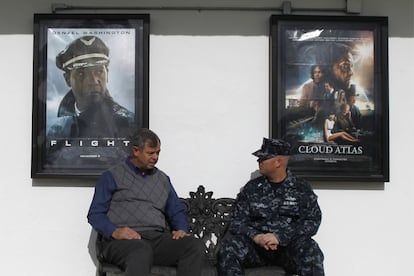 El veterano Tom Brennan y el recién llegado Jorge Mklary en la puerta del cine de la Base Naval de Rota.