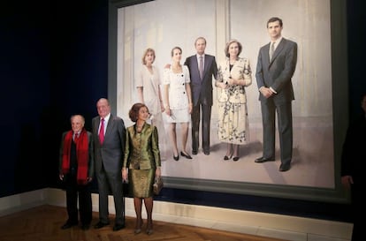 Los Reyes Juan Carlos y Sofía, acompañados del pintor Antonio López (i), durante la inauguración de la exposición 'El retrato en las Colecciones Reales. De Juan de Flandes a Antonio López', en la que se puede contemplar por vez primera vez el retrato 'La familia de Juan Carlos I' (detrás), realizado por el artista.