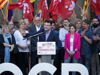 Nuet, tras su declaración en el TSJC, entre representantes independentistas y de los 'comunes'.