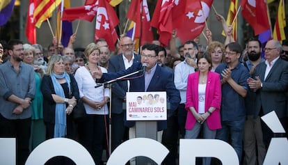 Nuet, tras su declaración en el TSJC, entre representantes independentistas y de los 'comunes'.