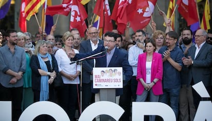 Nuet, després de la seva declaració al TSJC, entre representants independentistes i dels comuns.