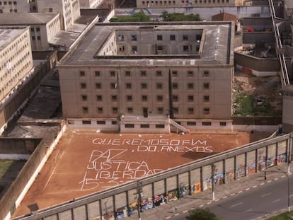 &quot;Paz, Justi&ccedil;a e Liberdade&quot;, o lema do PCC pintado no Carandiru em 2001.