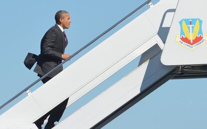 El presidente Obama asciende al avión de camino a Nueva York, donde se celebrará el debate.