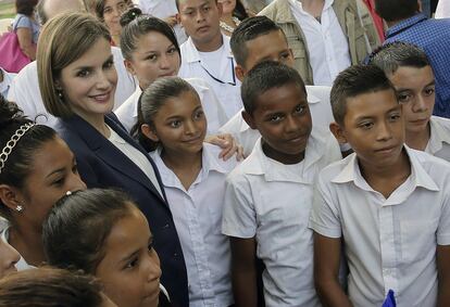 La reina Letizia durante la visita que ha realizado a una escuela de Jiquilisco, en El Salvador, el 28 de mayo de 2015.
