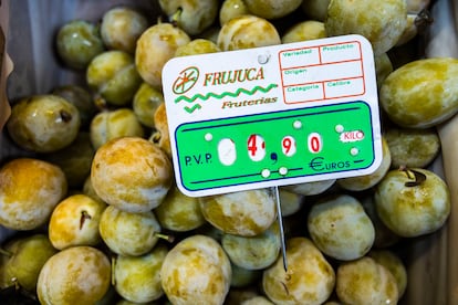 Precio de las ciruelas en una frutería de Toledo.