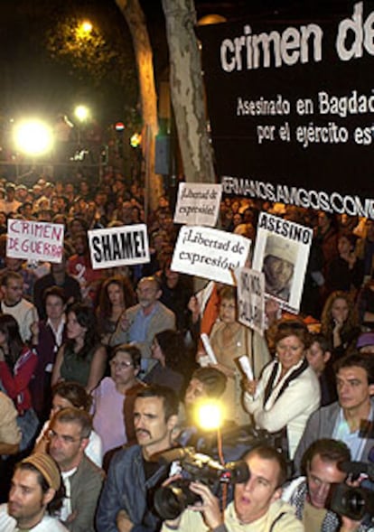 Vista de la concentración ante la  embajada de EE UU en Madrid.