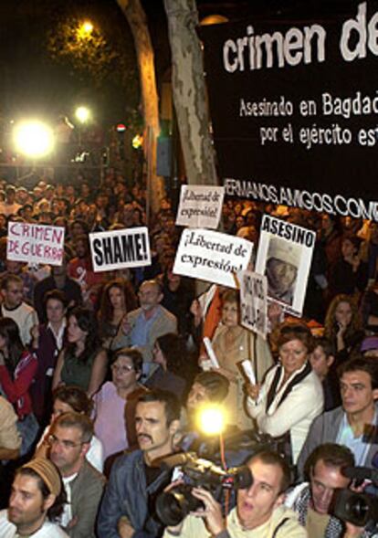 Vista de la concentración ante la  embajada de EE UU en Madrid.