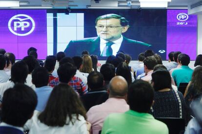 Seguidores del Partido Popular, ven el debate a cuatro, en la sede de Genova.