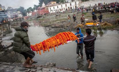 Nepalíes transportan el cuerpo de una víctima del seísmo en Katmandú el miércoles 29.