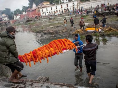 Nepalíes transportan el cuerpo de una víctima del seísmo en Katmandú el miércoles 29.