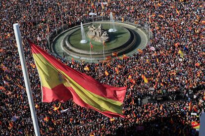 Miles de manifestantes protestan contra la amnistía pactada entre el PSOE y los partidos independentistas catalanes, el 18 de noviembre en la madrileña plaza de Cibeles.