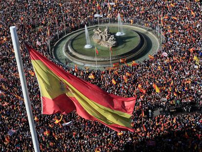 Miles de manifestantes protestan contra la amnistía pactada entre el PSOE y los partidos independentistas catalanes, el 18 de noviembre en la madrileña plaza de Cibeles.