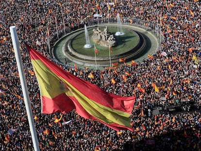 Miles de manifestantes protestan contra la amnistía pactada entre el PSOE y los partidos independentistas catalanes, el 18 de noviembre en la madrileña plaza de Cibeles.