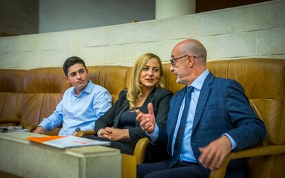 Diego Marañón, Marta García y Félix Álvarez, en el Parlamento de Cantabria, el 23 de septiembre de 2019.