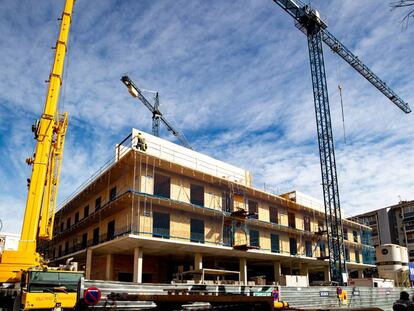 Construcción de viviendas de protección oficial, en Cornellà de Llobregat.