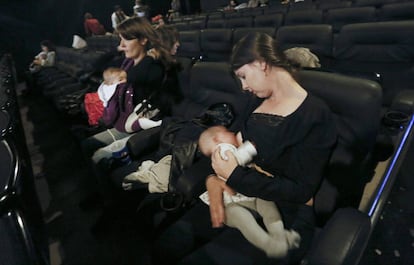 En la imagen, Marta con su hija de seis meses junto a su amiga Sonia.