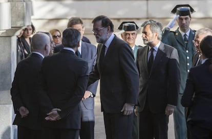 El Presidente del gobierno Mariano Rajoy (c), en la capilla ardiente del fiscal general del Estado, José Manuel Maza.