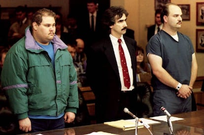De izquierda a derecha: Shawn Eckardt –amigo del marido de Tonya–, acusado de cometer la agresión a Nancy Kerrigan, el abogado Derrick Smith, y Jeff Gillooly –marido de Tonya–, durante el juicio que se celebró en 1994.