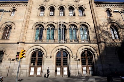 Façana de l'edifici central de la Universitat de Barcelona.