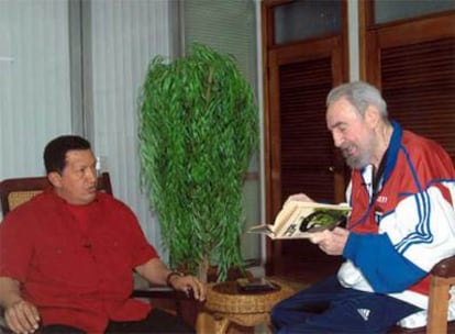 Fidel Castro junto a Hugo Chávez ayer en La Habana