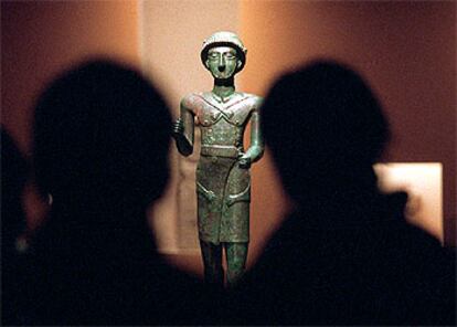 La estatua de Madikarib, del siglo IV antes de Cristo, una de las piezas que se exponen en la muestra.