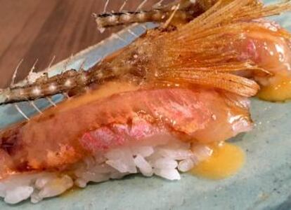 Nigiri de salmonete de Artesans da Pesca en el restaurante Umiko, en Madrid.