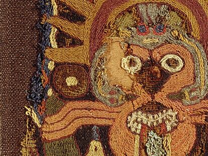 Bajo estas líneas,
fragmento de textil peruano con motivo felino.