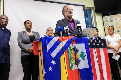 Miembros de organizaciones en defensa de los migrantes dan una conferencia de prensa tras el anuncio del veto de viaje a ciudadanos de Haití, Cuba y Venezuela, el 6 de junio en Miami.