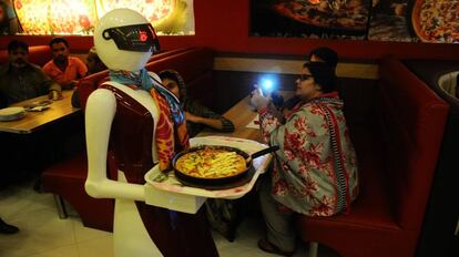 Un robot lleva la comida en un restaurante de Pakist&aacute;n.