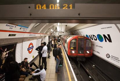 De momento solo se podrá circular de noche por la línea Victoria, que conecta el sur de Londres con el norte, y parte de la de Central, que enlaza el área oeste con la noreste de la capital. En la imagen, vista de la estación de Oxford Circus.